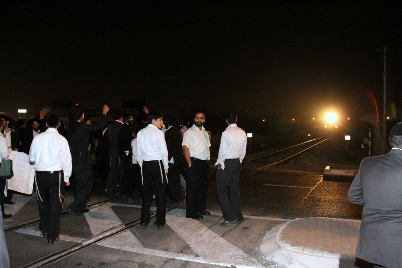 צפו: אוהדי הרב יורם אברג'ל מפגינים