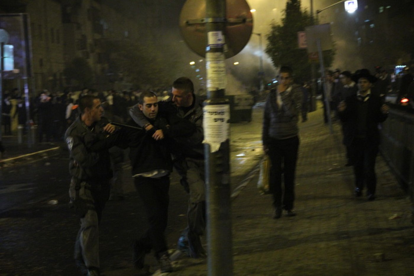 בלב ירושלים: ידויי אבנים, זרנוקי מים ופרשים • וידאו