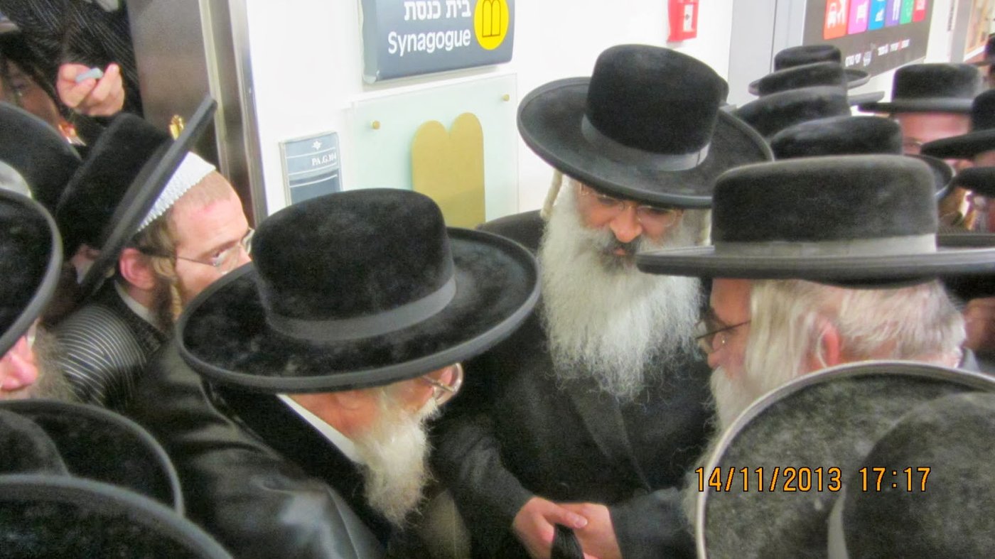 לאחר הפגיעה: הרבי מדושינסקיא קיבל את פניו של האדמו"ר מתולדות אהרן