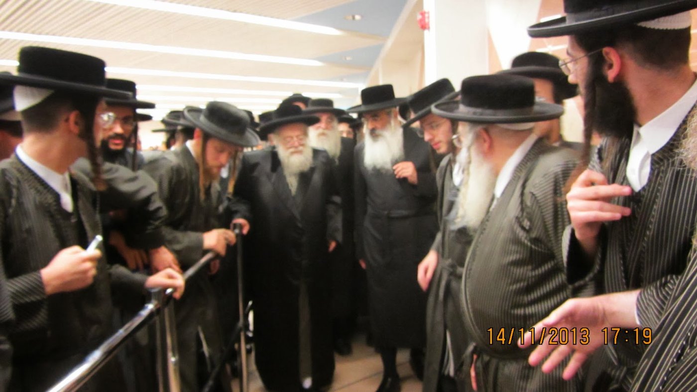לאחר הפגיעה: הרבי מדושינסקיא קיבל את פניו של האדמו"ר מתולדות אהרן