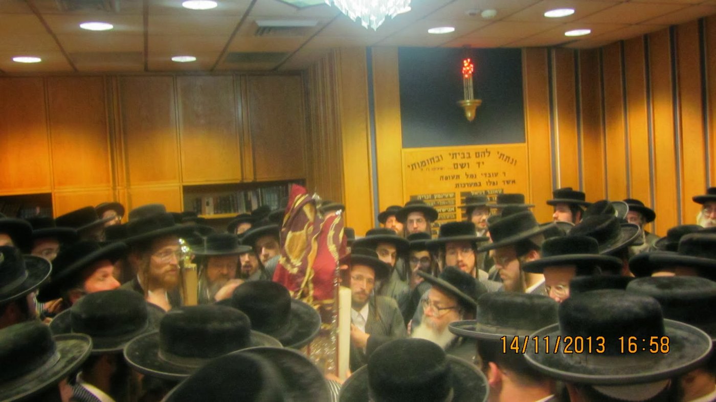 לאחר הפגיעה: הרבי מדושינסקיא קיבל את פניו של האדמו"ר מתולדות אהרן