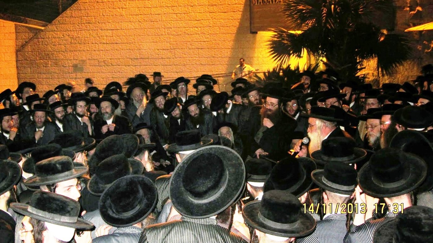 לאחר הפגיעה: הרבי מדושינסקיא קיבל את פניו של האדמו"ר מתולדות אהרן