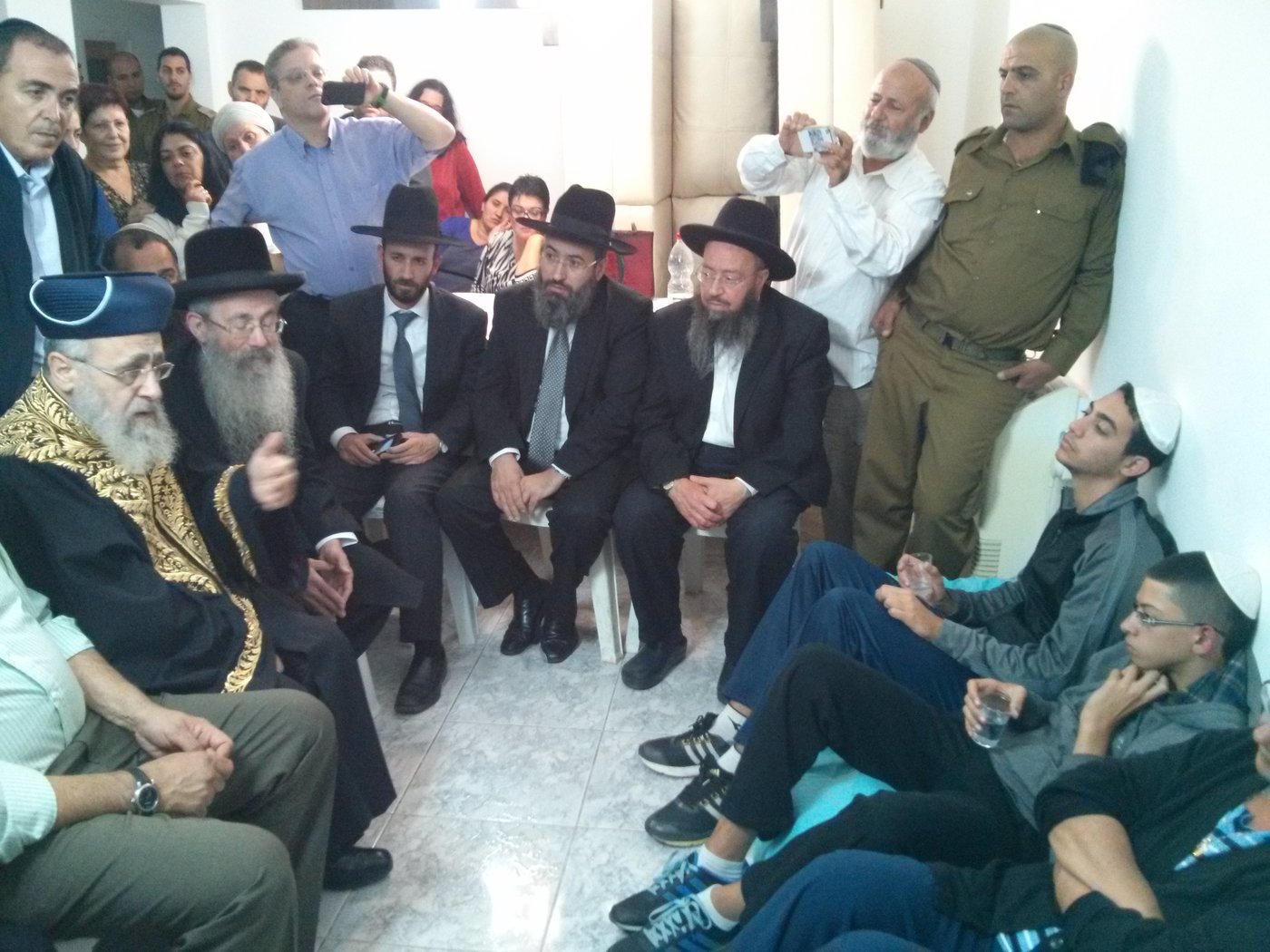 תיעוד דומע: הרבנים מנחמים את משפחת החייל עדן אטיאס