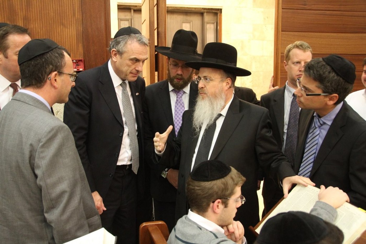 תיעוד: הדיפלומט הבריטי ביקר בבית הגרב"מ אזרחי