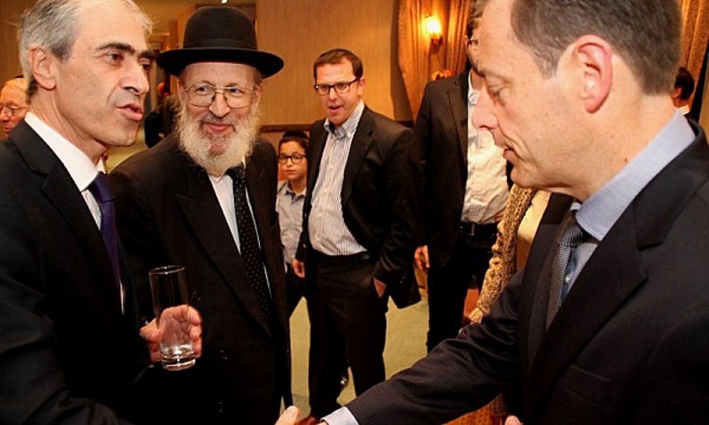 "מתאם קשרי החוץ" של הקהילה, הרב קורנפלד, במרכז