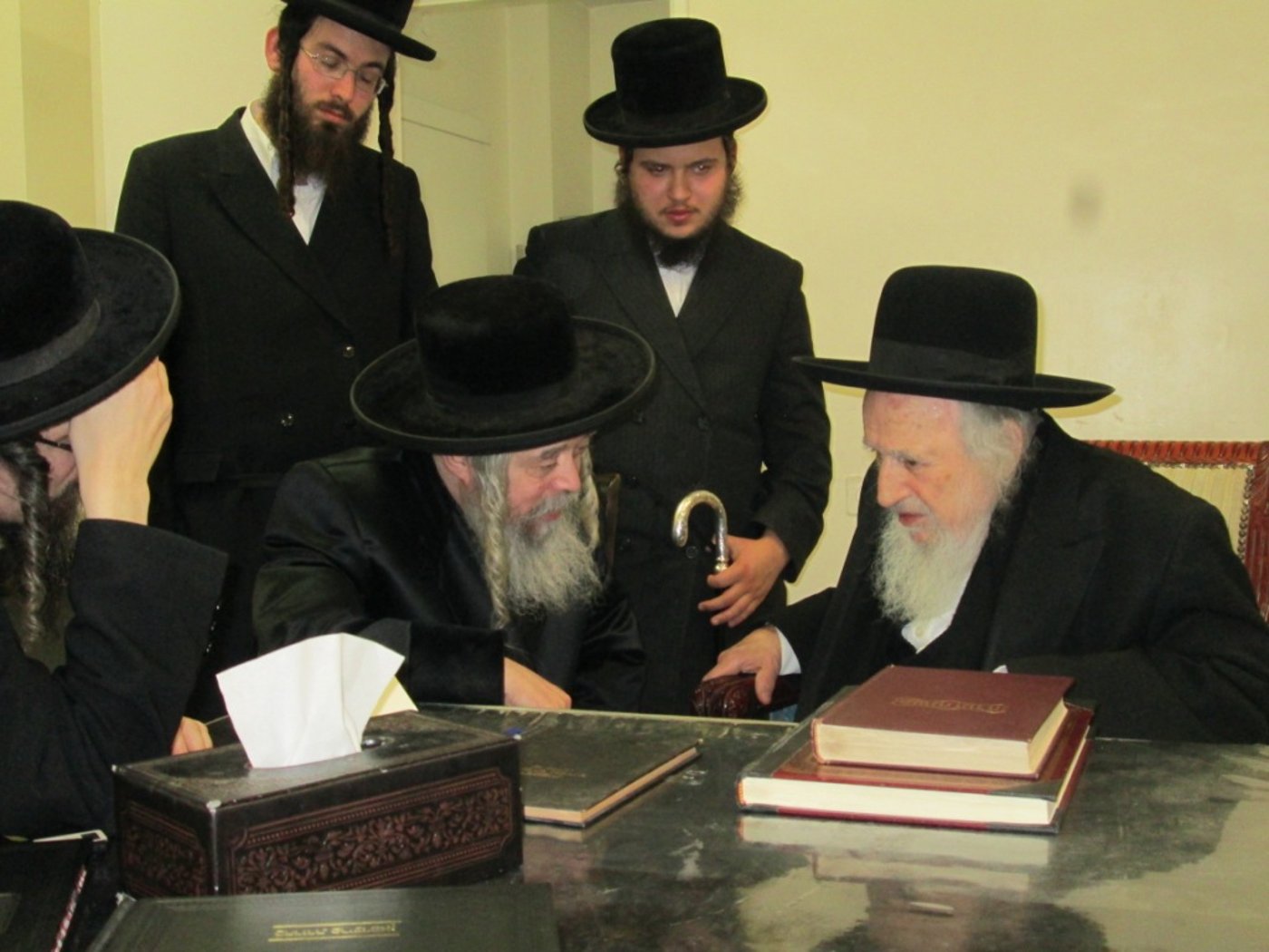 תיעוד: האדמו"ר מקרעטשניף ארה"ב  בביקור אצל הגר"ש אוירבך