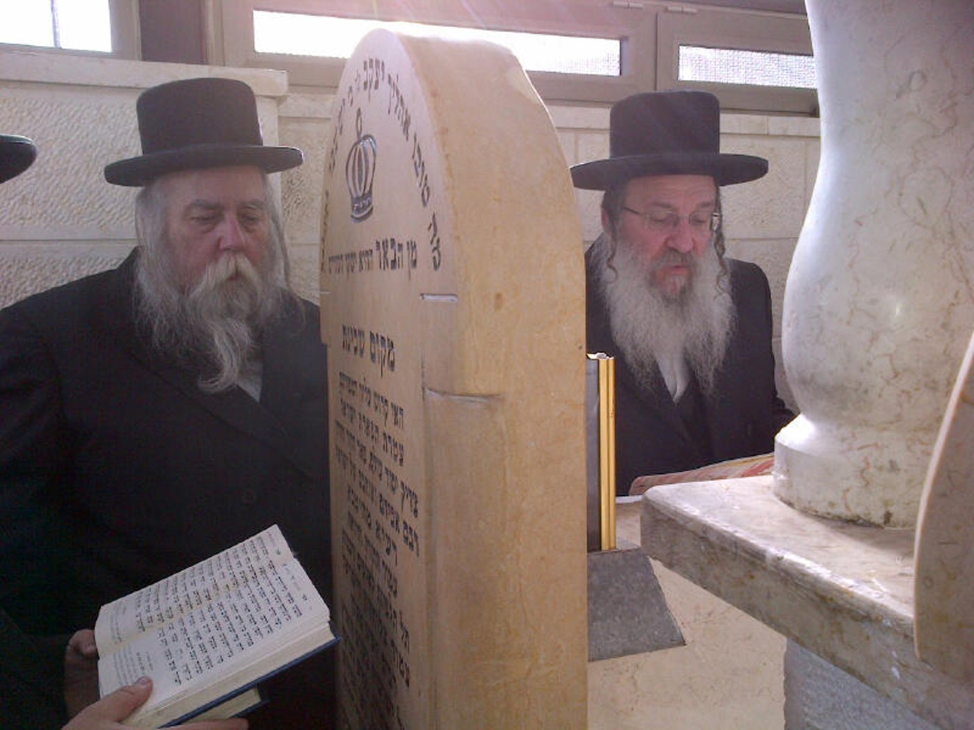 האדמו"ר מנדבורנה שפך שיח בציון אביו זי"ע