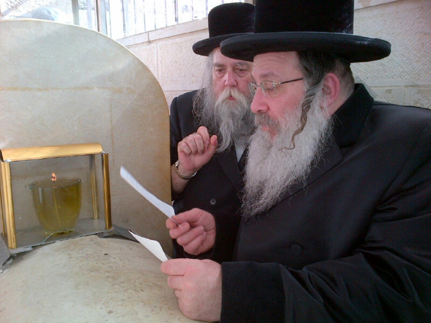 האדמו"ר מנדבורנה שפך שיח בציון אביו זי"ע