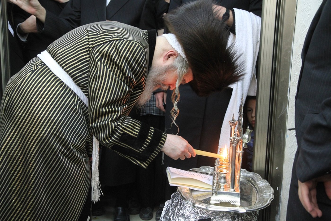 תיעוד: הדלקת נר חנוכה בקרטשניף סיגעט בבית שמש