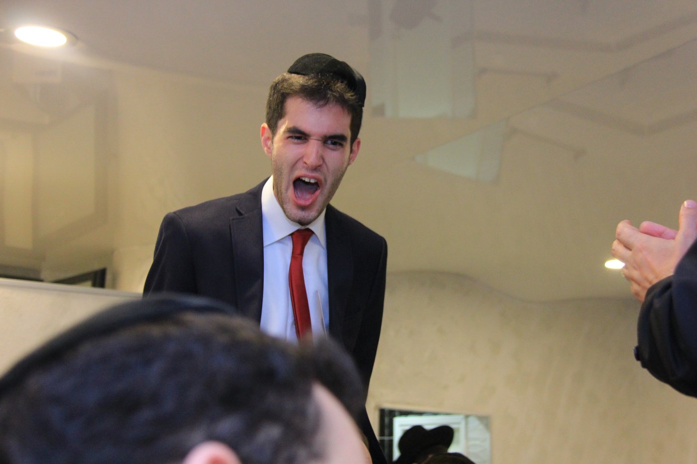 "שמח!!!" אדמקר ברגע של נחת
