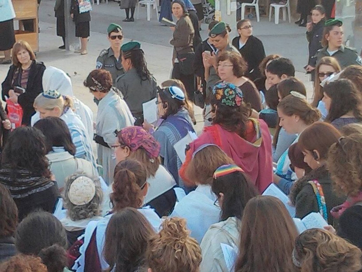 למרות הבקשות: נשות הפרובוקציה הגיעו לכותל