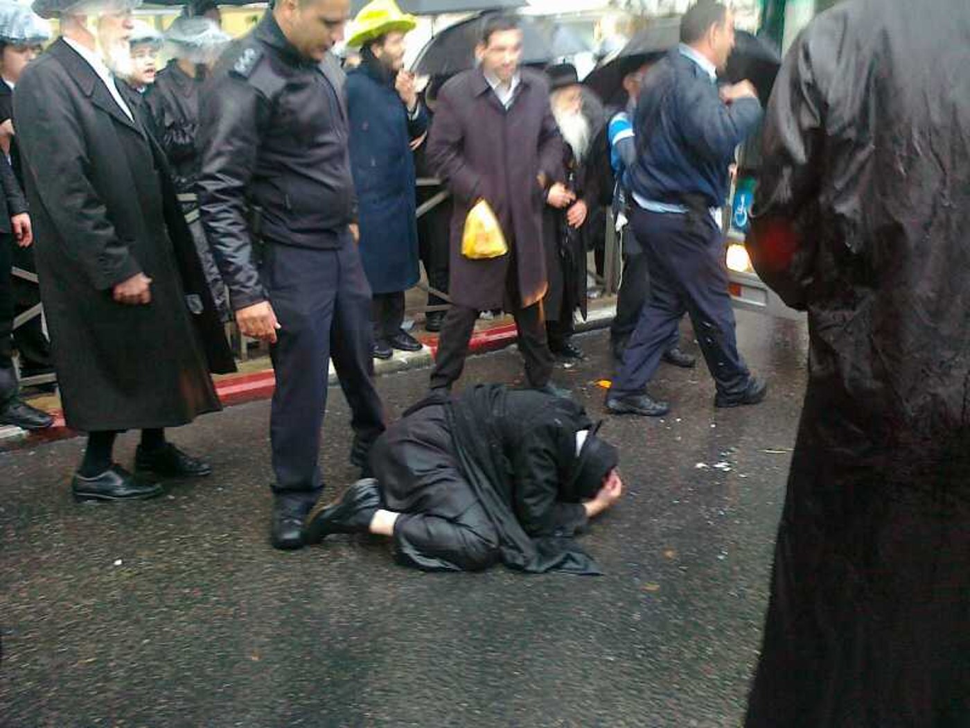 כיכר השבת: הפגנה על כליאת תלמיד הישיבה שלא התייצב בצה"ל