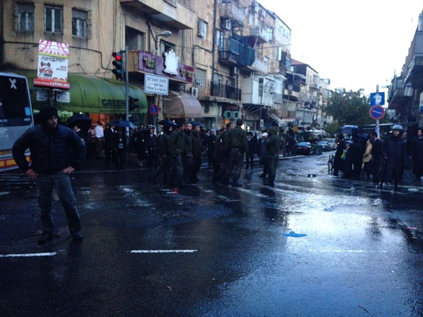 כיכר השבת: הפגנה על כליאת תלמיד הישיבה שלא התייצב בצה"ל