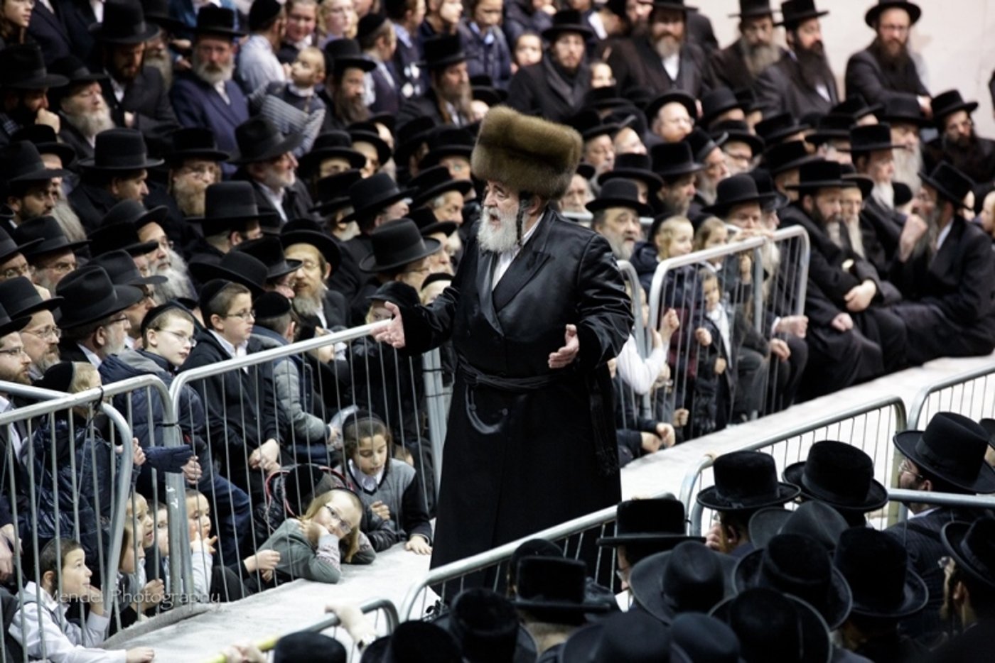 תיעוד: הרבי מויז'ניץ בהדלקת נרות חנוכה בלונדון