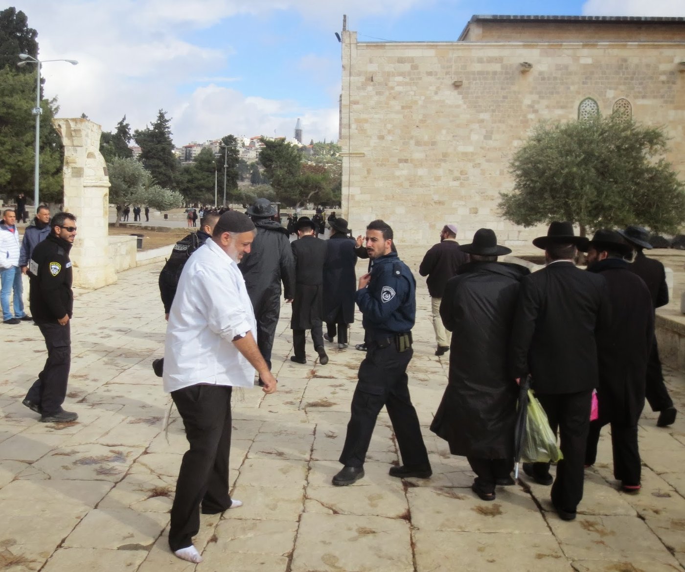 למרות האיסור: גוברת תופעת חרדים העולים להר הבית