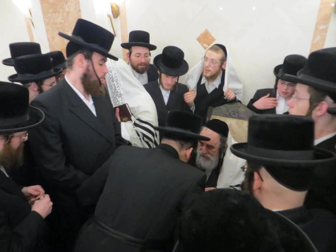 האדמו"ר מויז'ניץ בלונדון • גלריה