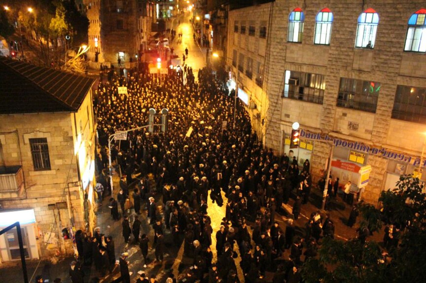 סוער בי-ם: מאות הפגינו נגד מעצרם של תלמידי הישיבות