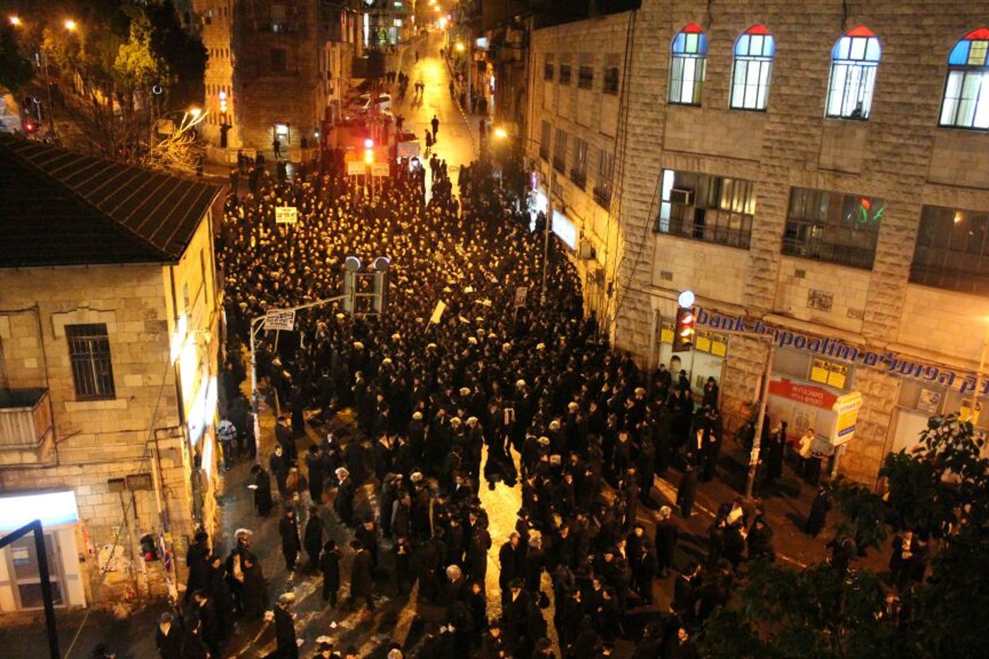 סוער בי-ם: מאות הפגינו נגד מעצרם של תלמידי הישיבות
