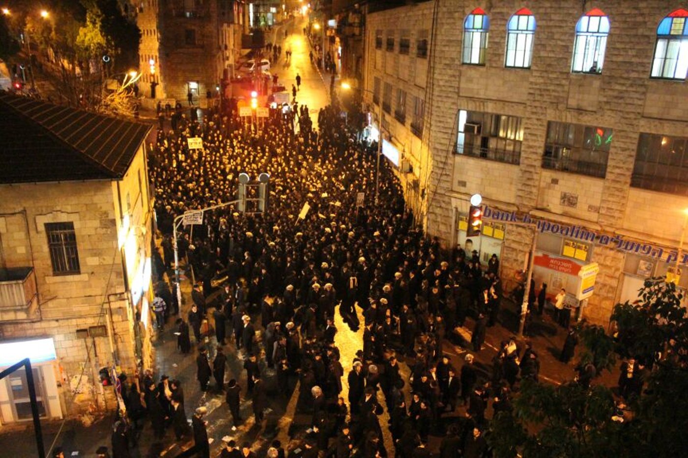 סוער בי-ם: מאות הפגינו נגד מעצרם של תלמידי הישיבות