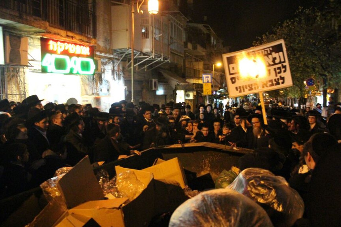 סוער בי-ם: מאות הפגינו נגד מעצרם של תלמידי הישיבות