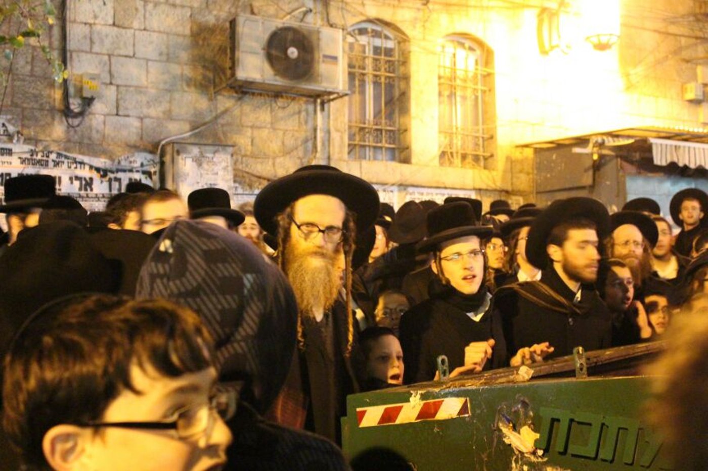 סוער בי-ם: מאות הפגינו נגד מעצרם של תלמידי הישיבות