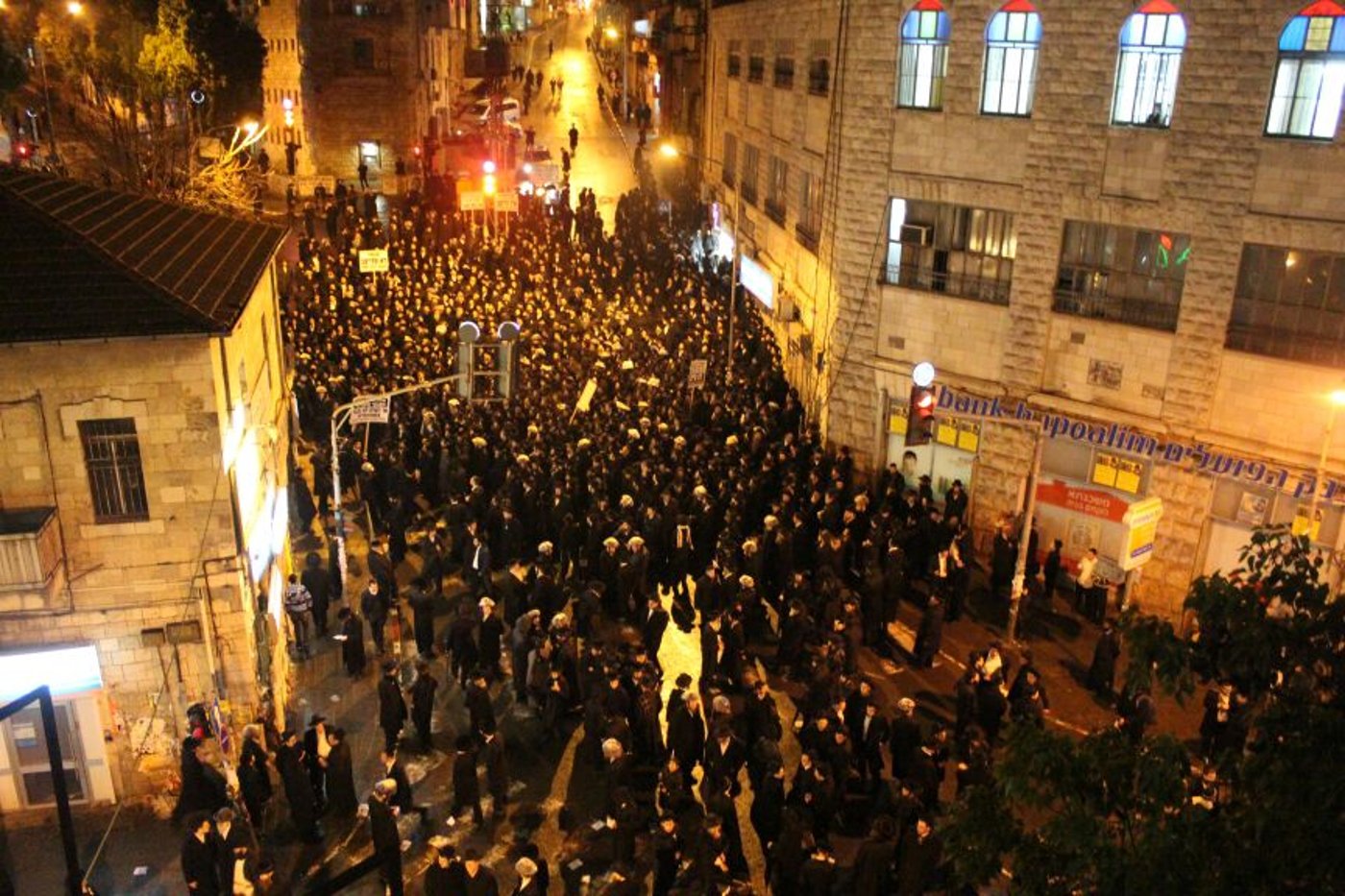 סוער בי-ם: מאות הפגינו נגד מעצרם של תלמידי הישיבות