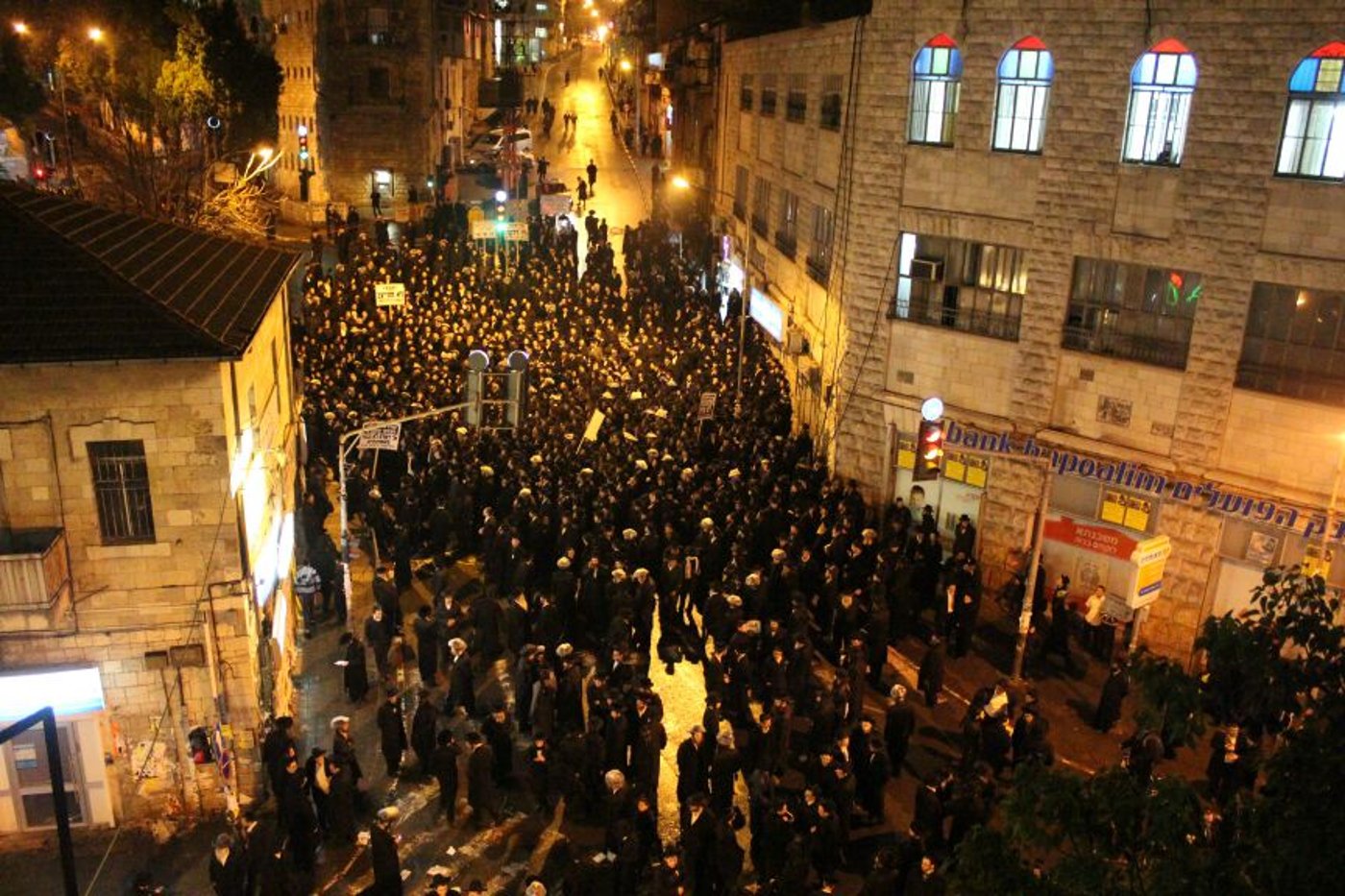 סוער בי-ם: מאות הפגינו נגד מעצרם של תלמידי הישיבות