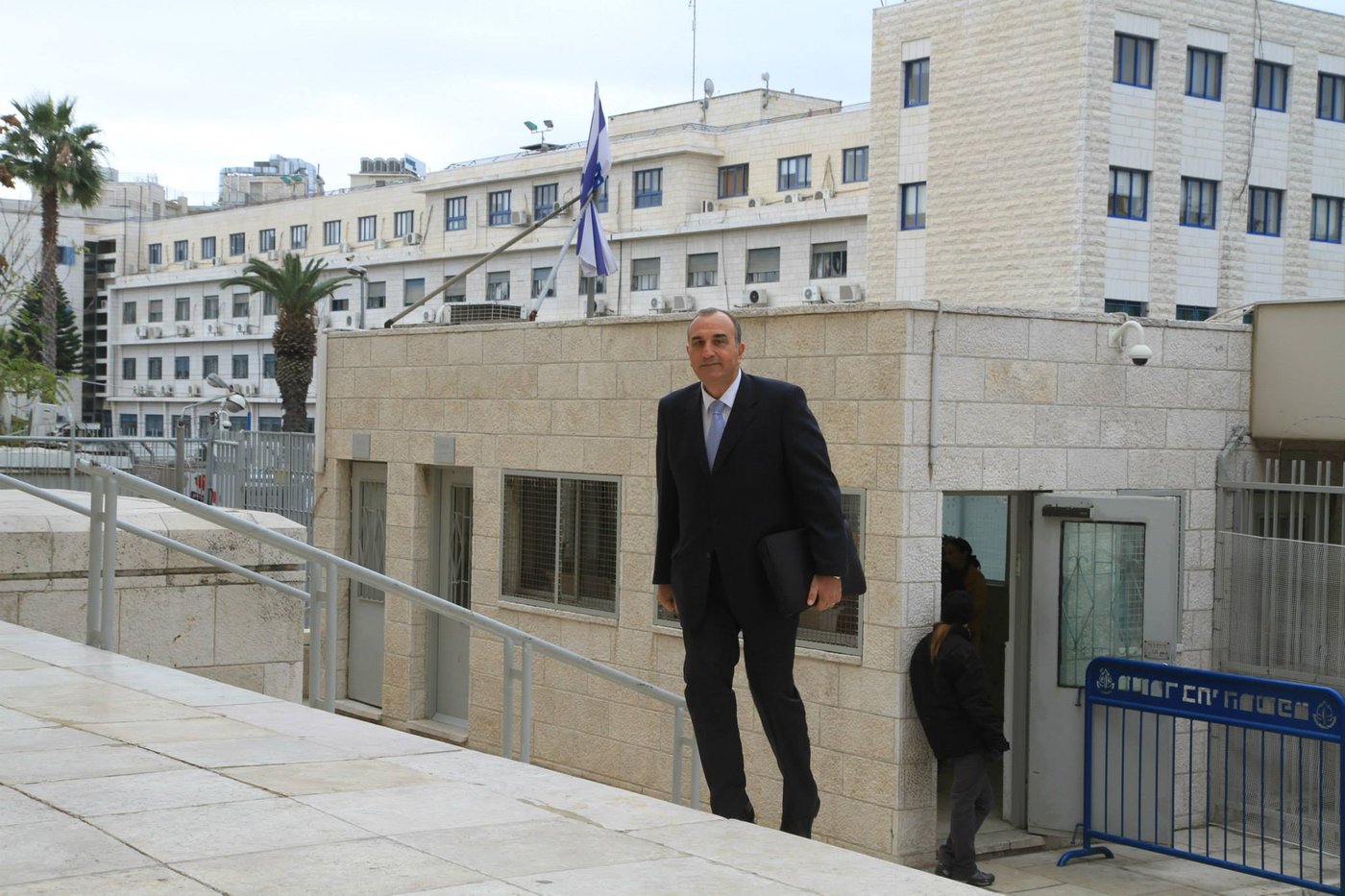 המועמד המובס אלי כהן מגיע לבית המשפט, הבוקר