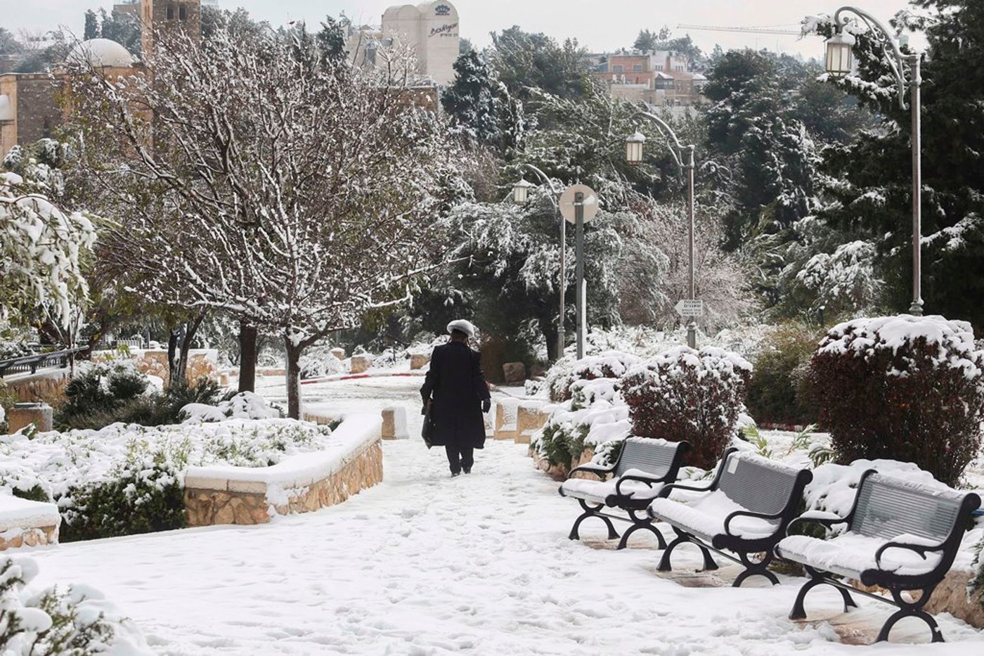 שלג בבירה: כביש 1 נסגר לתנועה, מחר אין לימודים