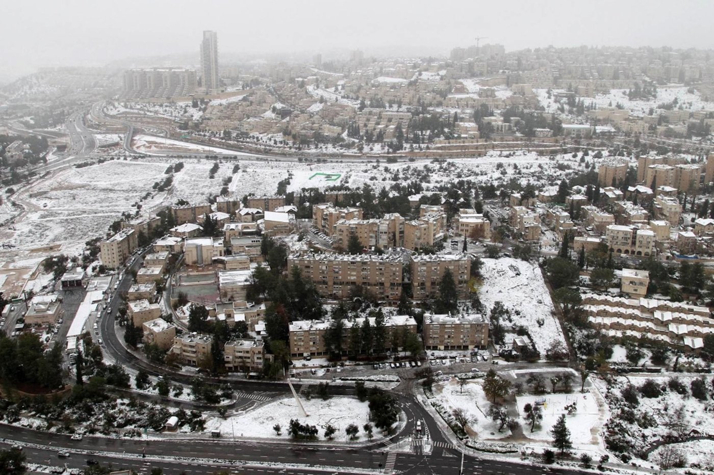 שלג בבירה: כביש 1 נסגר לתנועה, מחר אין לימודים