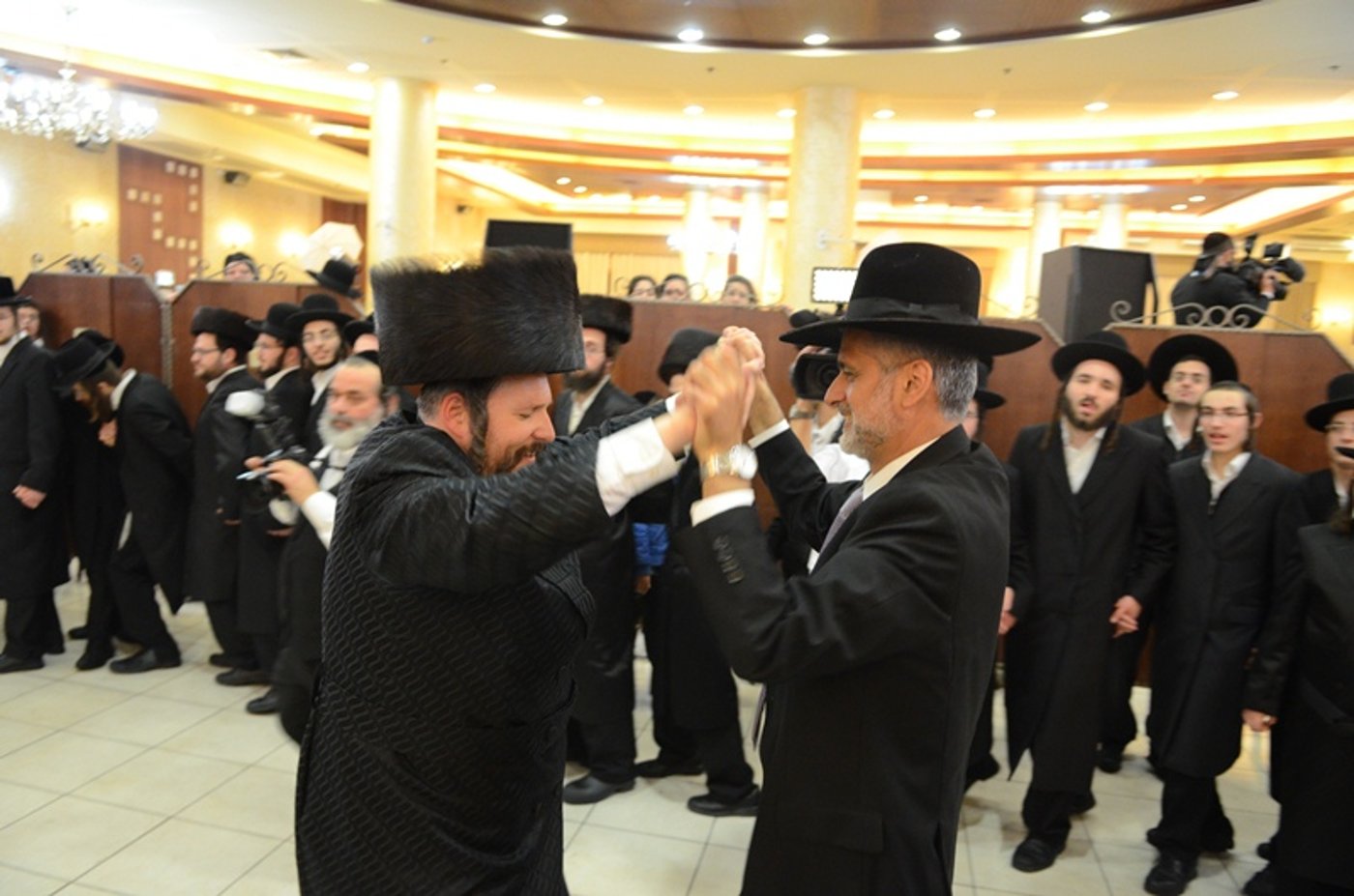רה"ע מאיר רובינשטיין חיתן, אלפים הגיעו לאחל מזל טוב