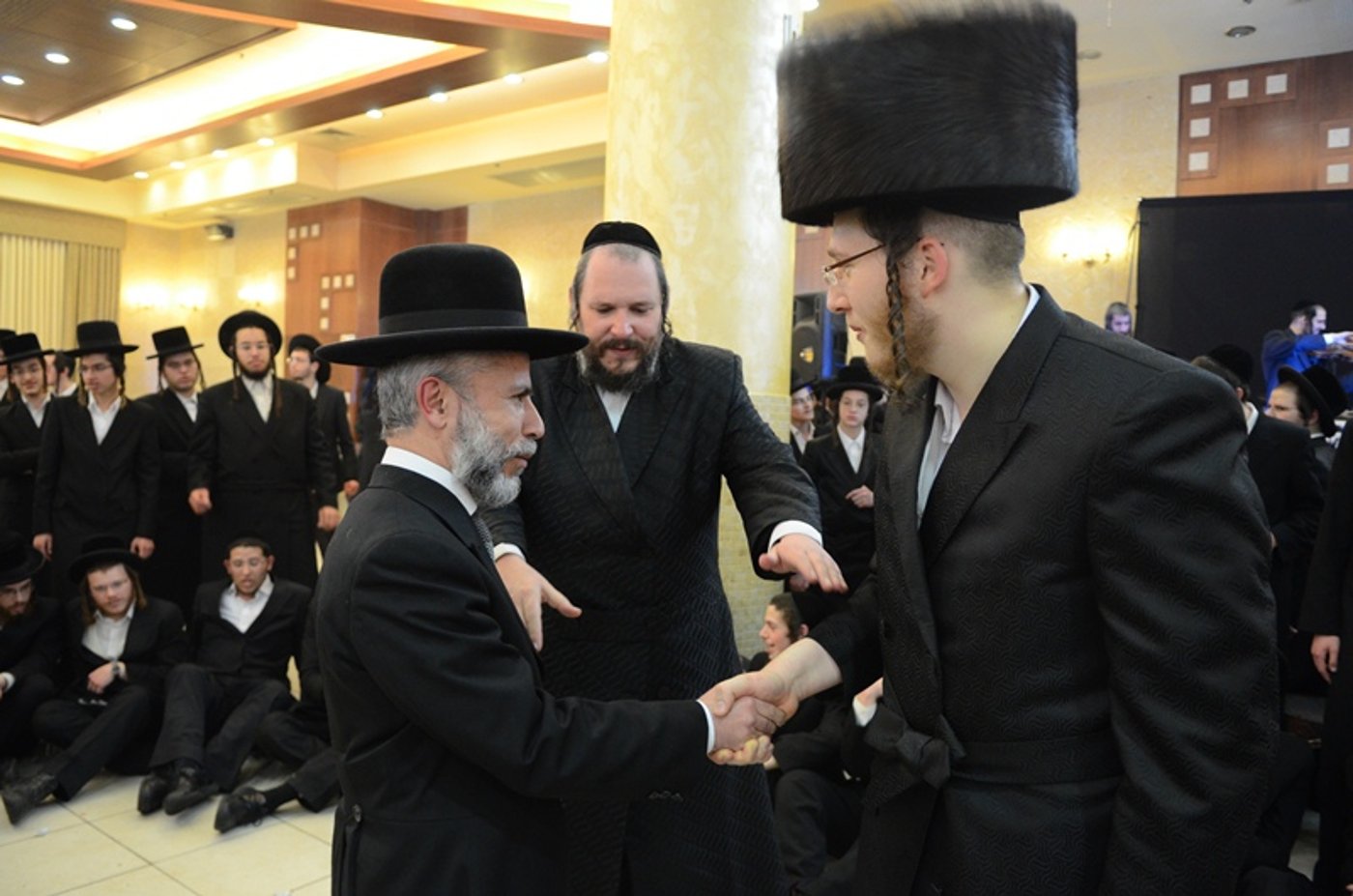 רה"ע מאיר רובינשטיין חיתן, אלפים הגיעו לאחל מזל טוב