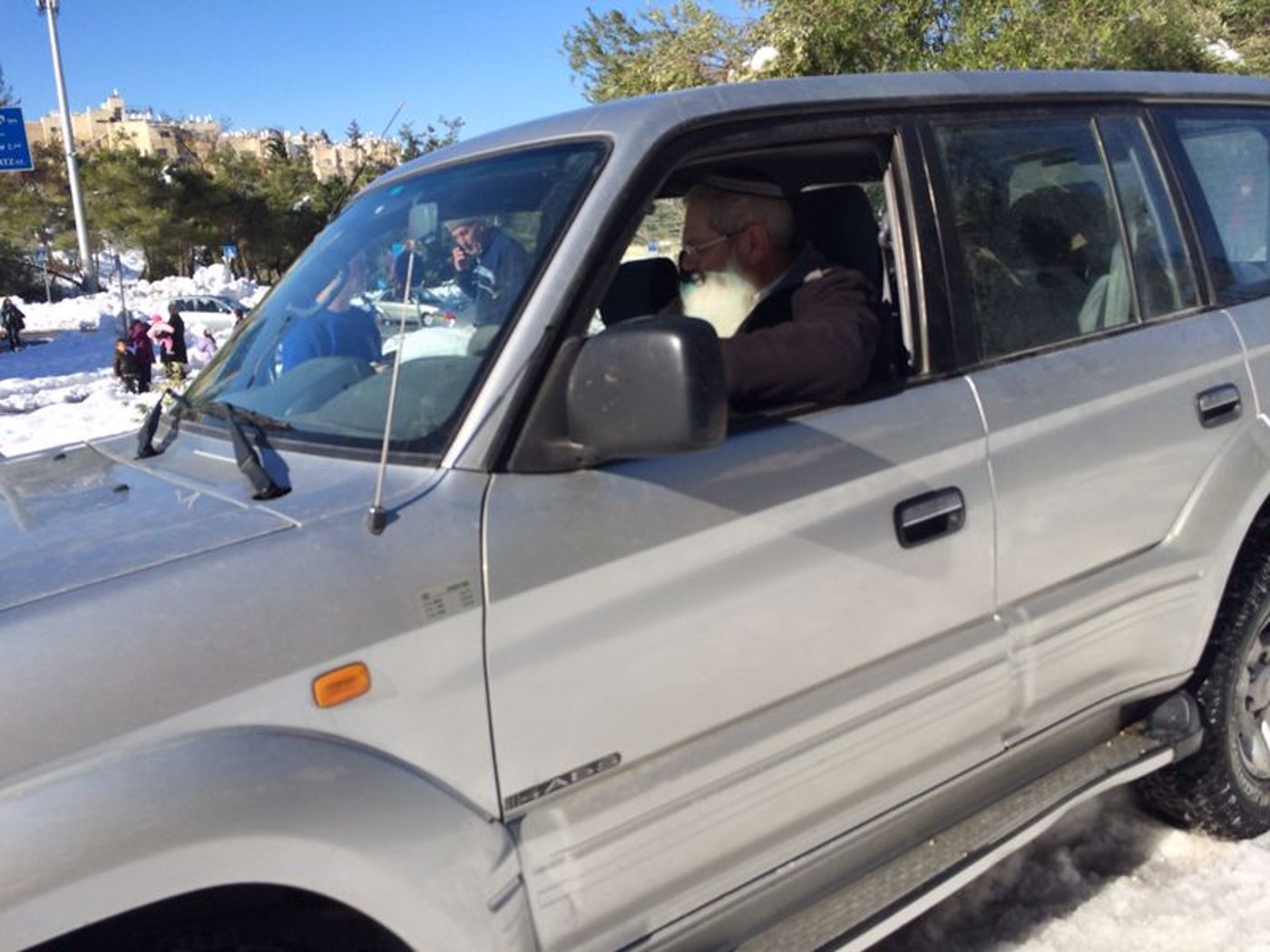 צפו: סגן השר אלי בן דהן מחלץ בשלג