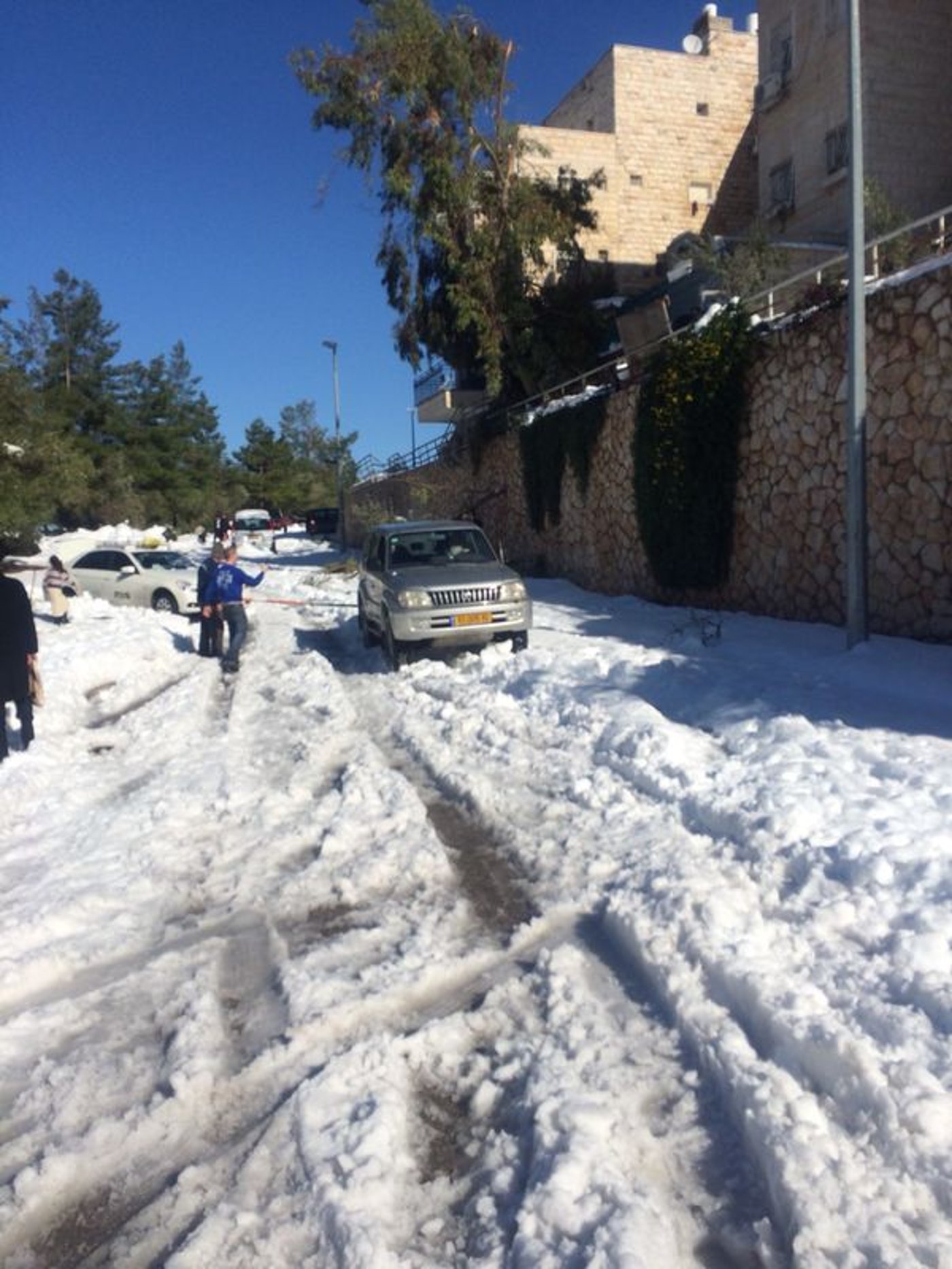 צפו: סגן השר אלי בן דהן מחלץ בשלג