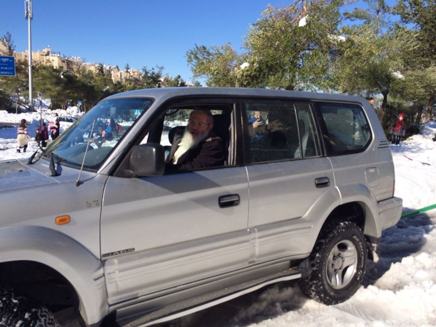 צפו: סגן השר אלי בן דהן מחלץ בשלג