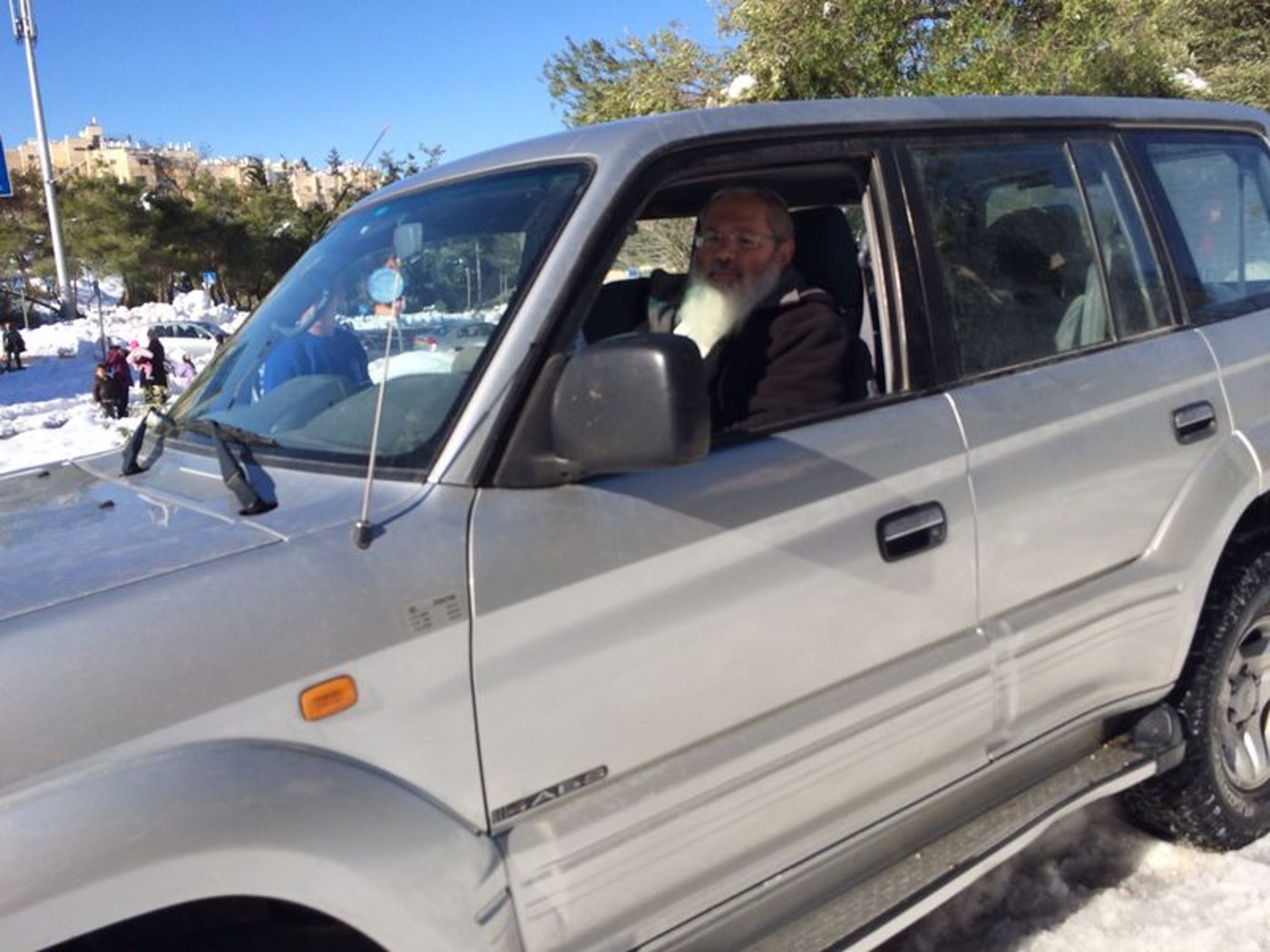 צפו: סגן השר אלי בן דהן מחלץ בשלג
