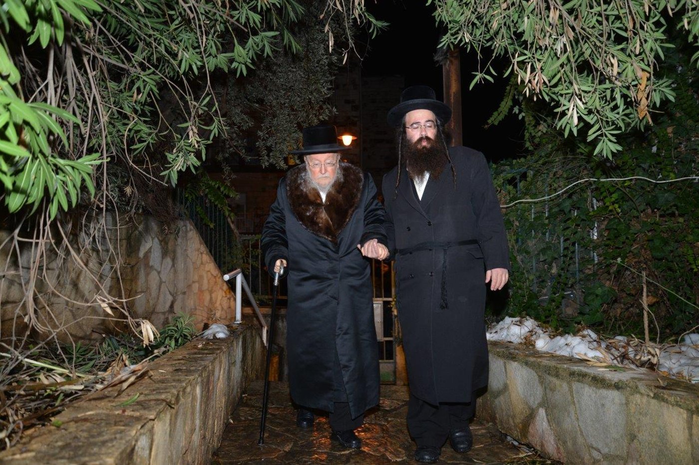 המאבק מחריף: אדמו"רים ייצאו למסע הסברה בחו"ל