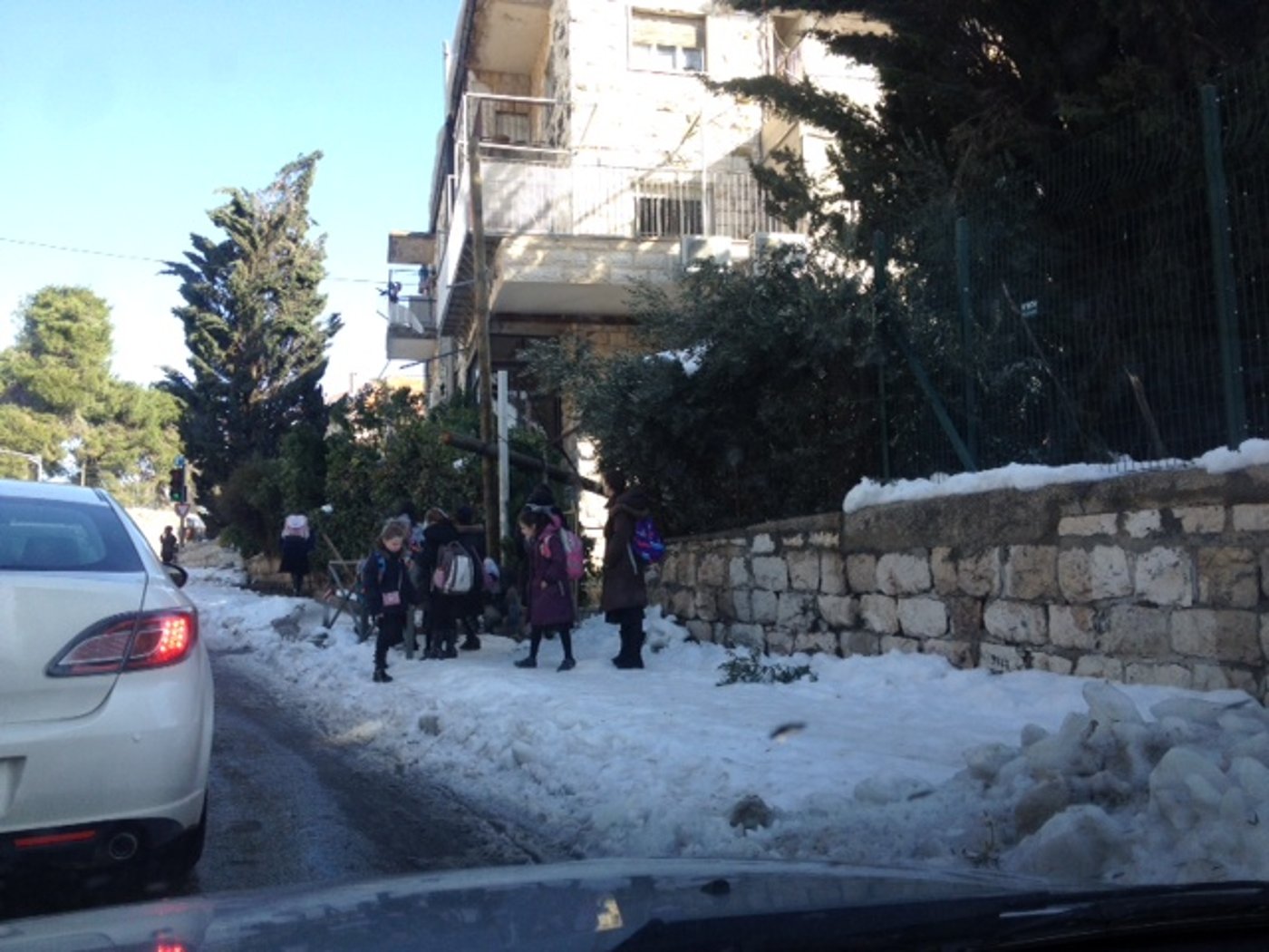 סכנת החלקה, ילדים בדרכם לבתי הספר