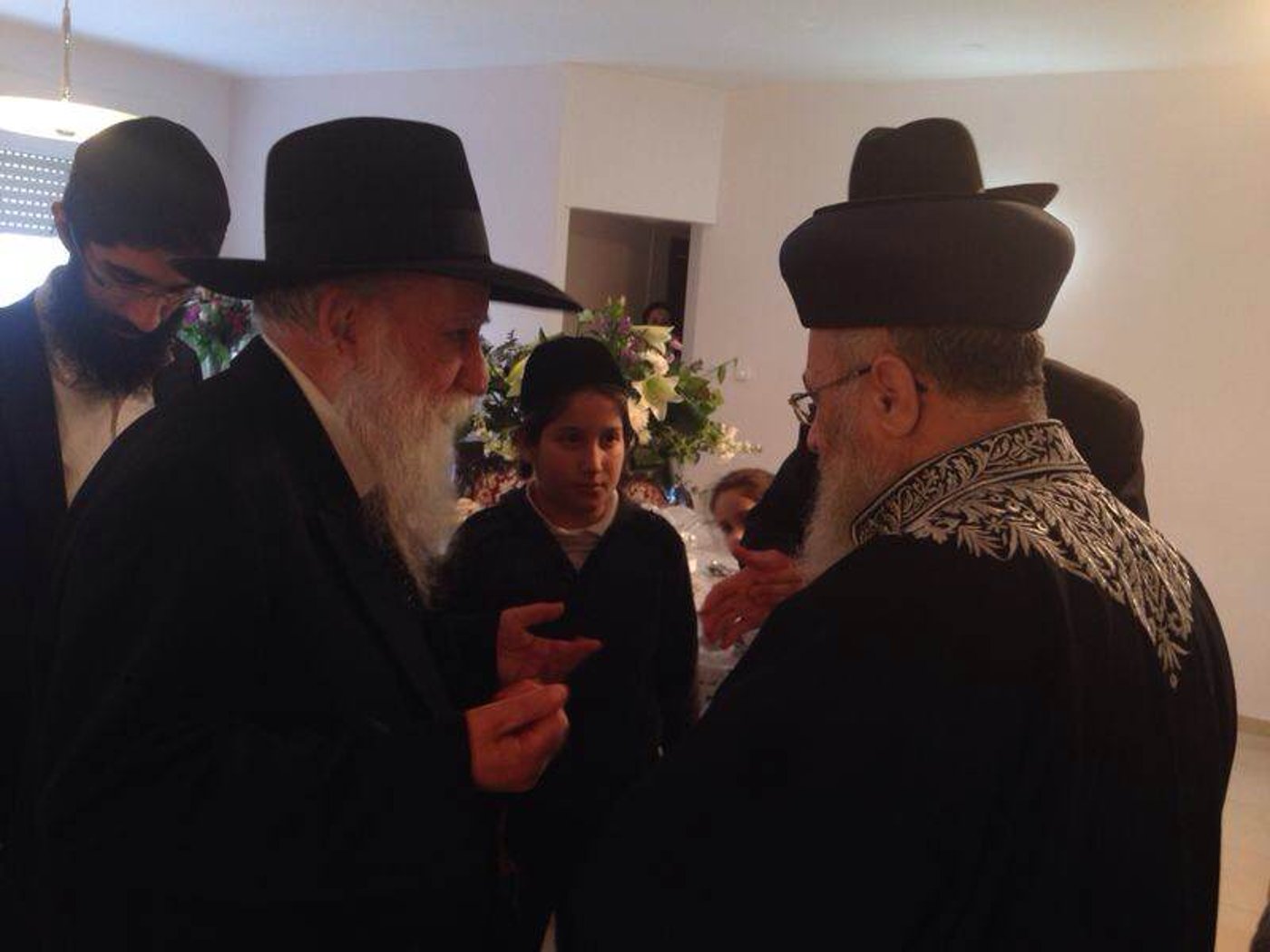 הגר"י יוסף בא לחזק את הרב עמינדב קריספין