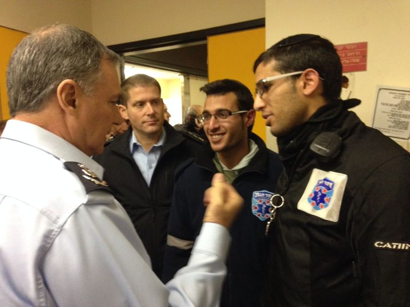 תמונות: מפכ"ל המשטרה ומתנדבי 'איחוד הצלה' בביקור אצל השוטר שנדקר