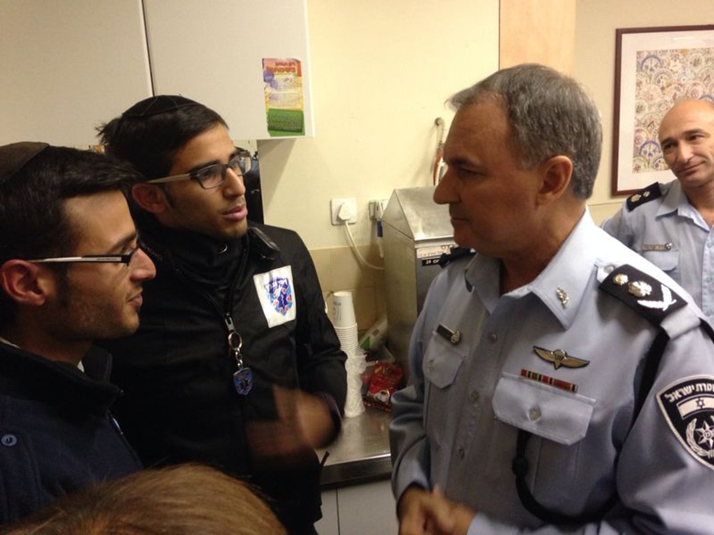 תמונות: מפכ"ל המשטרה ומתנדבי 'איחוד הצלה' בביקור אצל השוטר שנדקר