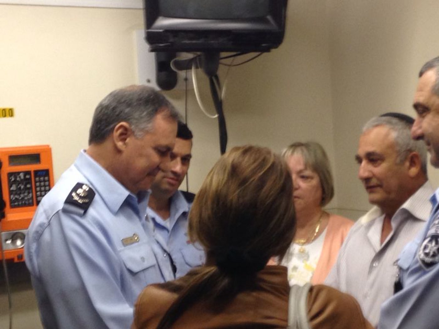תמונות: מפכ"ל המשטרה ומתנדבי 'איחוד הצלה' בביקור אצל השוטר שנדקר