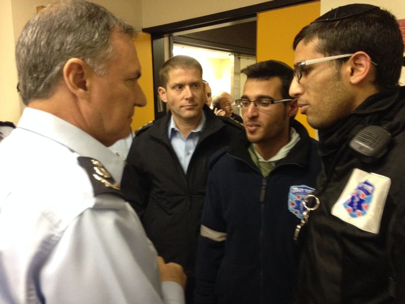 תמונות: מפכ"ל המשטרה ומתנדבי 'איחוד הצלה' בביקור אצל השוטר שנדקר