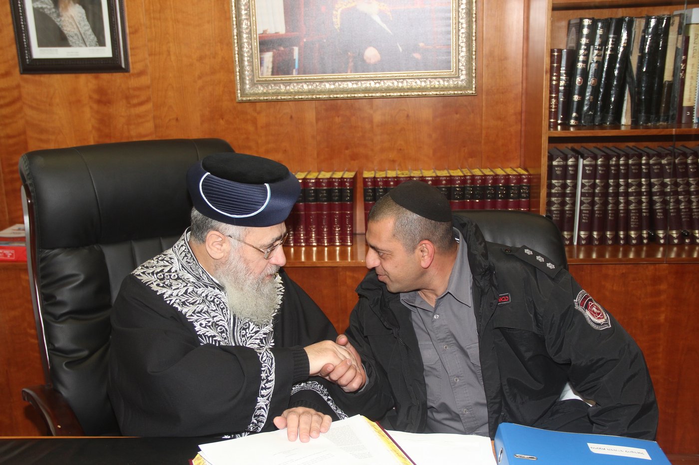 תיעוד: הכבאים ביקרו בלשכת הרב יצחק יוסף