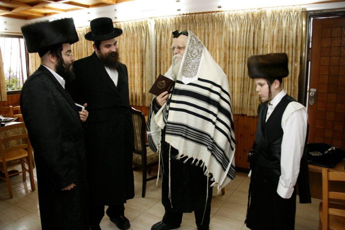 סערט ויז'ניץ: האדמו"ר כובד בהנחת תפילין