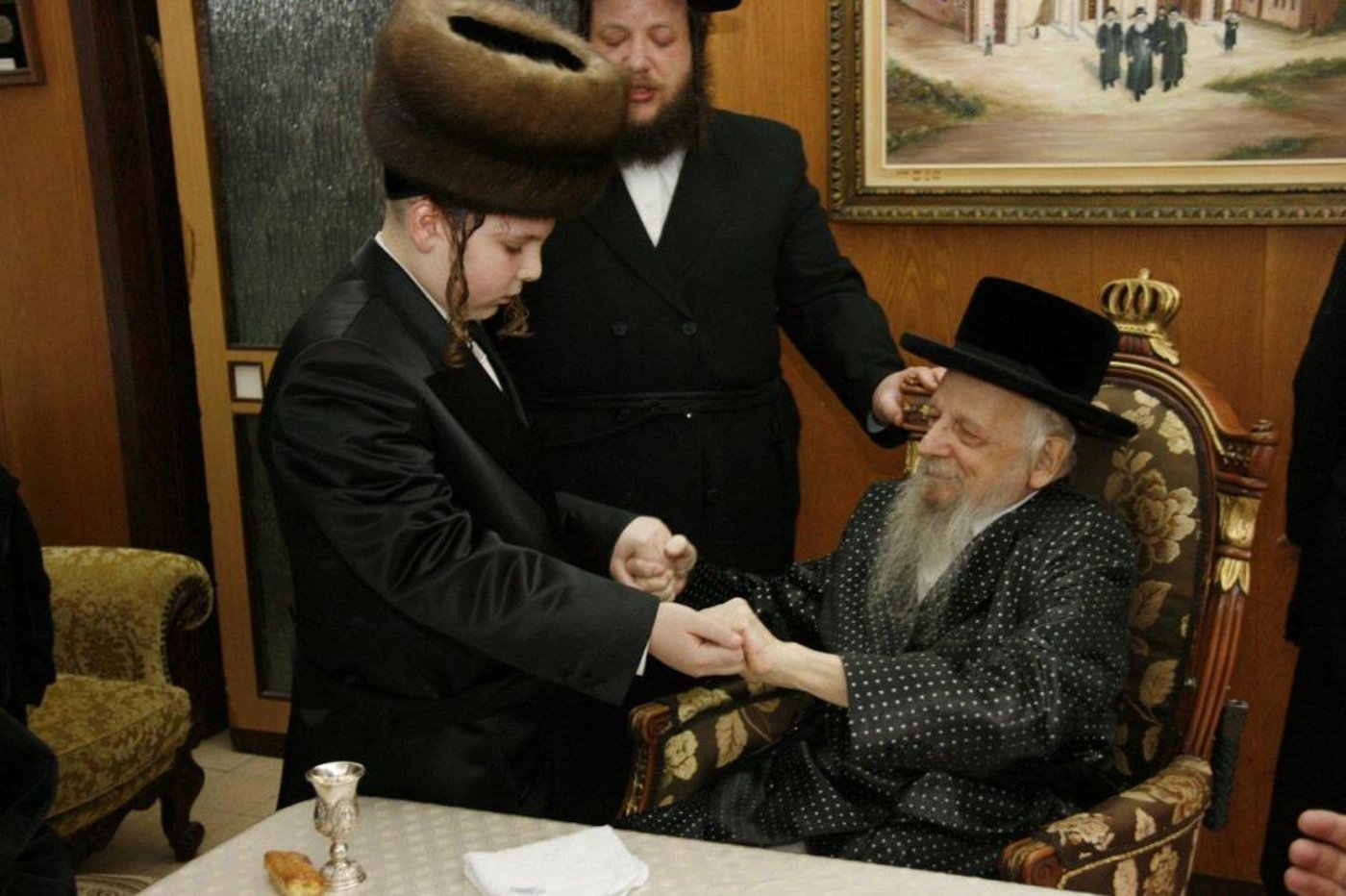 סערט ויז'ניץ: האדמו"ר כובד בהנחת תפילין