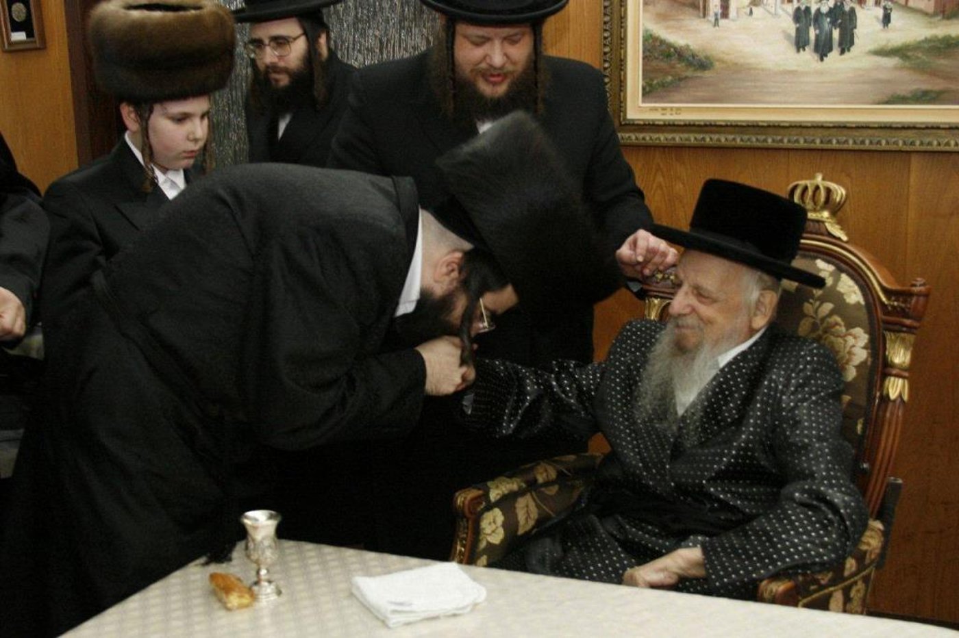 סערט ויז'ניץ: האדמו"ר כובד בהנחת תפילין