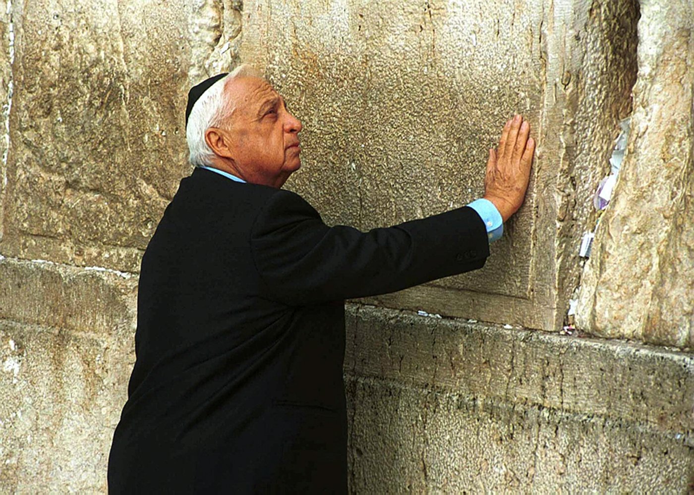 שרון מתפלל בכותל המערבי