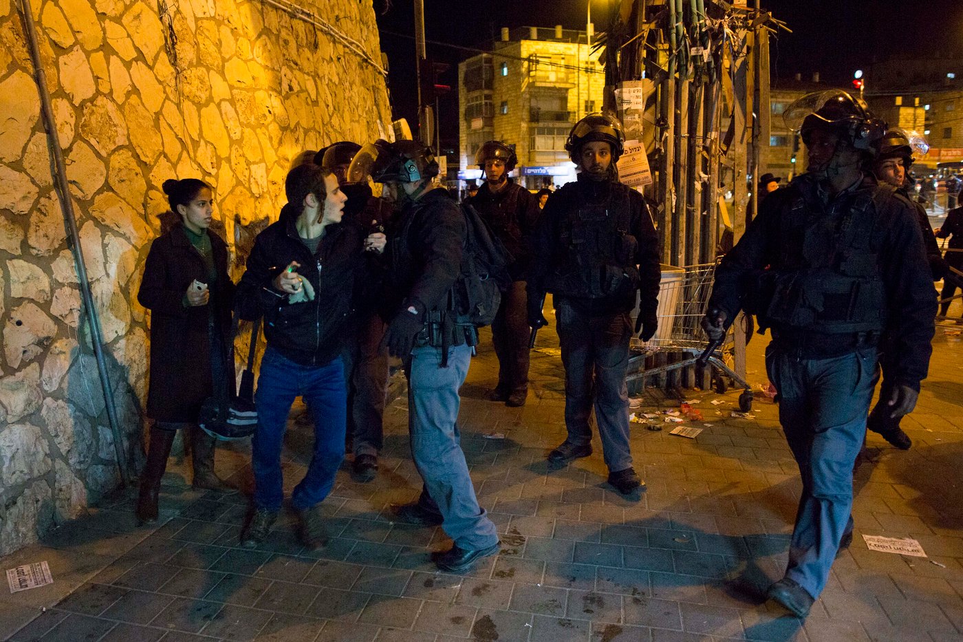 תיעוד: שוטר יס"מ תוקף את כתב גל"צ יאיר שרקי