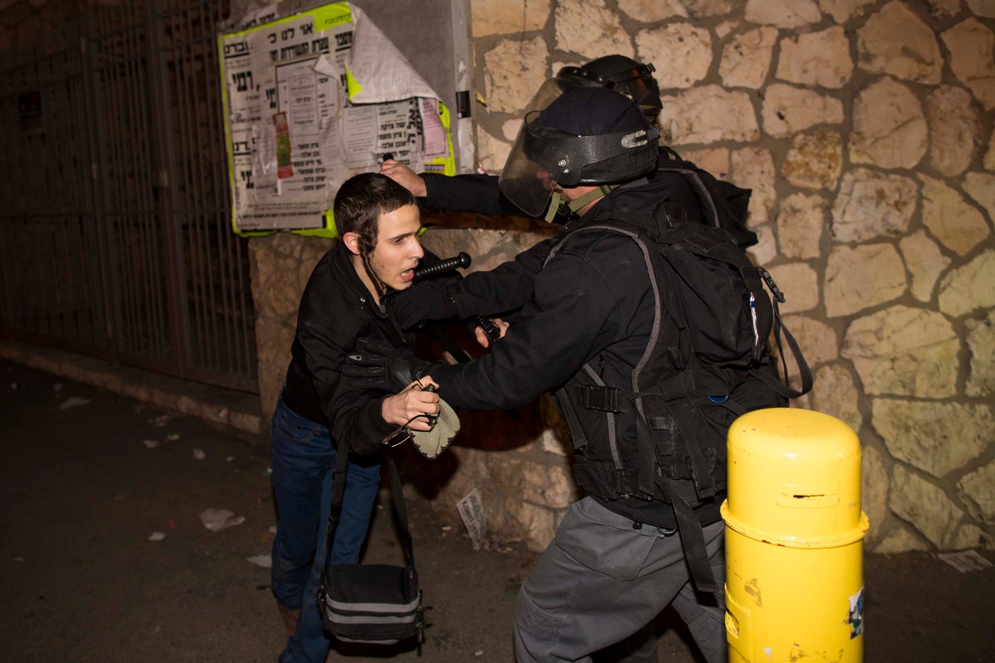 תיעוד: שוטר יס"מ תוקף את כתב גל"צ יאיר שרקי